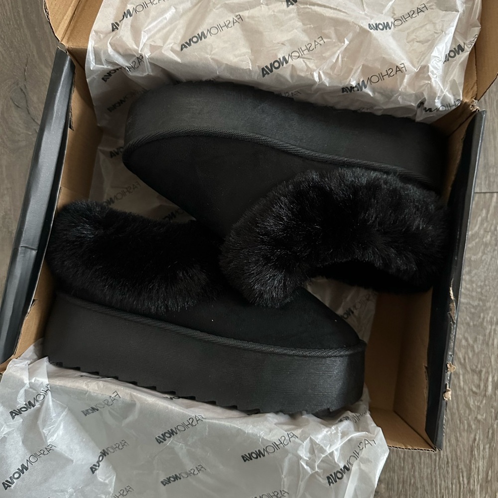 NIB Fashion Nova Platform Fur Slippers